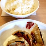 藤一番 - サービスご飯と追加餃子