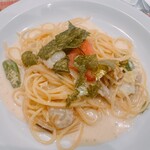 ビストロ アン ファミーユ - 本日のパスタ④タラコとベビーホタテ、旬野菜のクリームパスタ