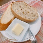 ビストロ アン ファミーユ - 焼きたてパン…自家製パン（レーズン）とバケット