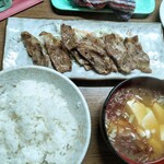 味の蔵どんつく - 牛たんにライスと味噌汁をつけてもらう