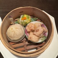 チャイナルーム - 賑やかな點心｡右の豚の梅肉蒸しがバランス良くて美味しかったなぁ｡