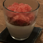 JOLIE - パンナコッタ。ブラッドオレンジのソルベと自家製クッキーの付け合わせを添えて。