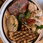 JOLIE - delicatessens plate。自家製ポークハム、チキンのコンフィ、コンビーフ、自家製マヨネーズとエビとマッシュルームのパテ、クスクスサラダ、バゲットの盛り合わせ。