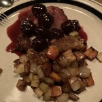 JOLIE - スタッフドローストチキン（チキンの詰め物）のダークチェリーソース。