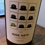 JOLIE - 米国ワシントン州コロンビアバレーの銘柄"Nine Hats"のリースリング。ドライ寄りながらしっかりフルーティな味も香りも持ち合わせた逸品。