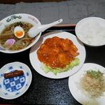 百味鮮 富士吉田 - ランチセット・　エビチリとラーメン。