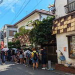 キャラウェイ - 外国人も加わる大行列です。