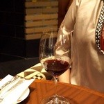 オールドインペリアルバー - ソファもライトのデザインがモチーフ。