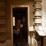 フランク・ロイド・ライトのデザインがモチーフの入口。左の幾何学模様は、ライトのデザインそのものでしょう。