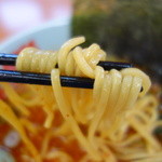 山岡家 - ストレートの中太麺、食感がいいです。