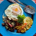 カフェモン - カオゲーンおかず2種、サラダ抜き、タイ風目玉焼きトッピング（¥1,100税込）
      選べるおかずはラープクアとタレーパッポンカリーの2種類にしましたよ♪