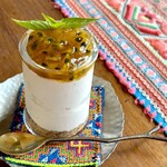 カフェモン - パッションフルーツゼリーヨーグルトクリーム（¥300税込）
      上からパッションフルーツ、ヨーグルト、オートミールのクランブル。この3層の完璧なアンサンブル♡
      これが300円？ｽｺﾞｯ(º ﾛ º๑)