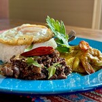 カフェモン - カオゲーンとは、ご飯の上に好きなおかずをいくつか選んで乗せて食べるタイ屋台スタイルのぶっかけメシ。
      OBN期間中はおかずの種類もなんと10種類！