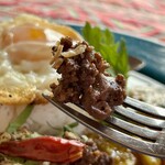 カフェモン - これまたスパイシーで香り高いラープクア、極粗挽き豚ミンチ、豚の内臓や血も入ってるガチなやつ！ヾ('ﾛ'*)ﾉ"ｩﾝﾏｯ!