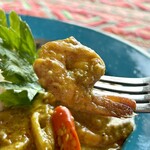 カフェモン - 海老がゴロゴロのタレーパッポンカリー♪
      スパイシーなカレーをとろとろの玉子がとっても優しくマイルドに包み込んでくれています♪(ﾟдﾟ)ｳﾏｰ★