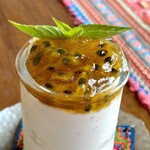 カフェモン - 一番上にはプルプルしたパッションフルーツゼリー、ちょうどいい甘さで爽やかな酸味があって、種のプチプチ食感が楽しい〜♪ 
      マタ〜リ濃厚なヨーグルトクリームも美味い♡
