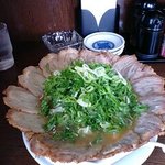 たく味 - チャーシューが花のようです