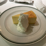 ウルフギャング・ステーキハウス - ニューヨークチーズケーキ、クリームの量がアメリカン！