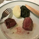 ウルフギャング・ステーキハウス - 付け合わせのポテトとクリームスピナッチ、これが美味い