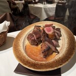 ウルフギャング・ステーキハウス - Tボーン2人前、左がヒレ、右がサーロイン