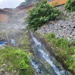 白馬鑓温泉小屋 - 豊富な湧出量を物語る温泉の川