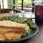 キャラバンコーヒースタンド - モーニングのホットサンド　チーズダブダブたっぷり　サラダも盛りがよくてドリンクを選べて800円て！