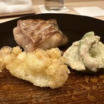 味感 ことほぎ - 白甘鯛（三河湾）　白瓜の雷干し胡麻酢和え　玉蜀黍（北海道、ピュアホワイト）のかき揚げ　白甘鯛の漬けタが印象的。バリバリといただく歯応えのある雷干しに優しい胡麻酢が合いますね。