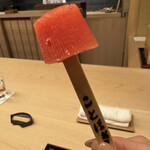 味感 ことほぎ - ほぼスイカ味のスイカアイス棒を手渡しで「ことほぎ」の文字に遊び心を感じます。　水分の多いスイカ、何個分なのでしょう？贅沢な大人のスイカバーでした。