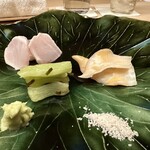 味感 ことほぎ - アラの焼き霜　上質なアラの脂が焼き霜にすることで溶ける速度が早まります。イシカゲ貝（越前高田）もものすごく美味しかった〜　はすいもの歯応えも箸休めに良いですね。