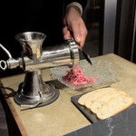 VinIX - 目の前でお肉を挽いてくれます。