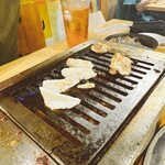 大衆ホルモン・やきにく 煙力 - 焼く
