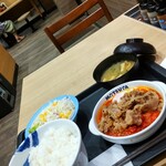 松屋 - 牛肉あいがけうまトマハンバーグ定食②