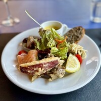 アンティカ・オステリア”トト”  - サラダは新鮮な野菜だけでなく、サツマイモの天ぷらや
                    生サーモン、手の込んだラスクと色々楽しめる　