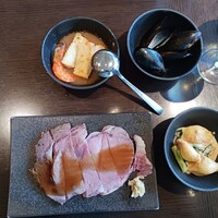 ブッフェアンドカフェ スロープサイドダイナー ザクロ - 手前がローストビーフ