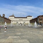Grom - Palazzo Reale D'ITALIA 前の広場で水遊びする市民