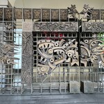 Grom - Teatro Regio Torino の入り口は秋まで締まっている