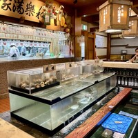稚加榮 本店 - 博多で生簀の活き烏賊を頂くのはホント久しぶり。やはり巨大な生簀と取り囲むカウンターは迫力がある。