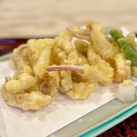 稚加榮 本店 - 仲居さんが、ゲソの部分を熱々の天ぷらにして頂き、軽く塩で、美味いに決まっている。生ビールが追いつかない