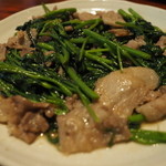 リバーサイゴン - 空芯菜のニンニク炒め　香りが良く、豚肉との相性も良い料理でした。