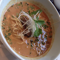 銀座アスター 本店 - 坦々麺
                そんなに辛くなく、パクチーが少し飾ってありますが、パクチーくさくも無いです。
                
                食べやすいラーメンでした。