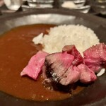 裏虎 - 〆のカレーにTボーンの細切れ肉をのせて♪