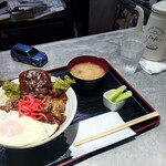 ほびーい喫茶店 - ハンバーグエッグ豚丼