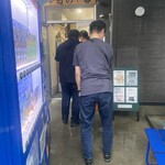 ヌードル＆スパイスカレー 今日の1番 - 外観　開店時　僕の後ろに8人待ち