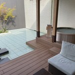 とく川 - 別邸アクアデラックススィート　水盤が清涼感溢れる