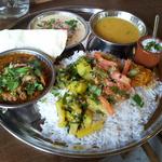 スパイス・ツリー - 左からラム青唐辛子、エビと桜カレー、ダル