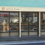 スパイス・ツリー - 通りに面した裏口