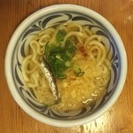 麺処まはろ - コシの有る細麺で、しっかりした出汁が盛り上げます。開店直後の一杯。美味いです。
            かけ小 ¥230
            フルサービス店です。
            いりこのトッピングが可愛いです。
            