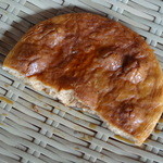 柏屋米菓手焼本舗 - 熱々のゆげたちを親指の爪を立てて割る