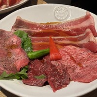 横浜焼肉kintan - 左タン、下中央サガリ、右黒毛和牛カルビ、上バラカルビ