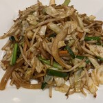 氷花餃子 - 台湾焼きそば。野菜がたっぷりでヘルシー。お味は濃いめ。